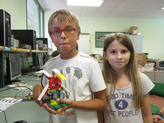 Niños con su robot
